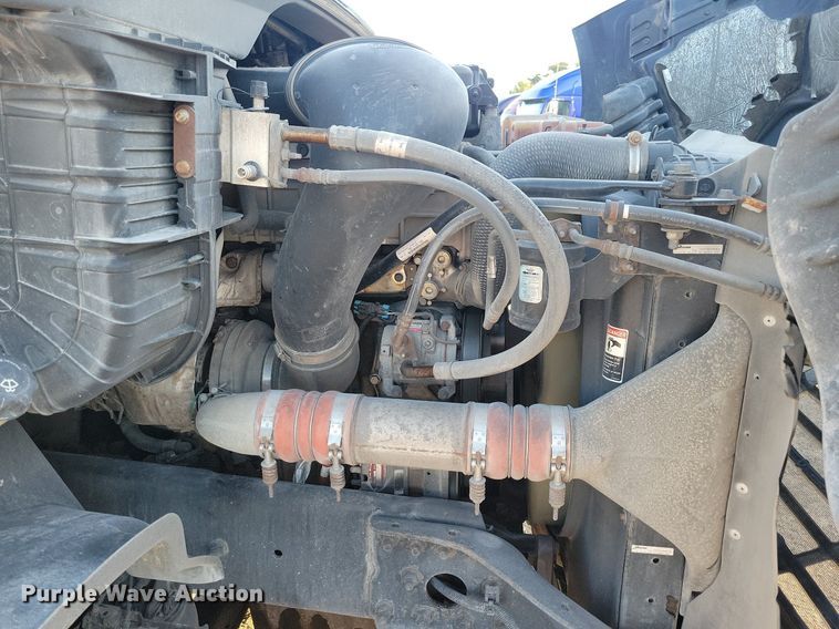 image for item MO9671 2015 Freightliner Cascadia 113  semi truck