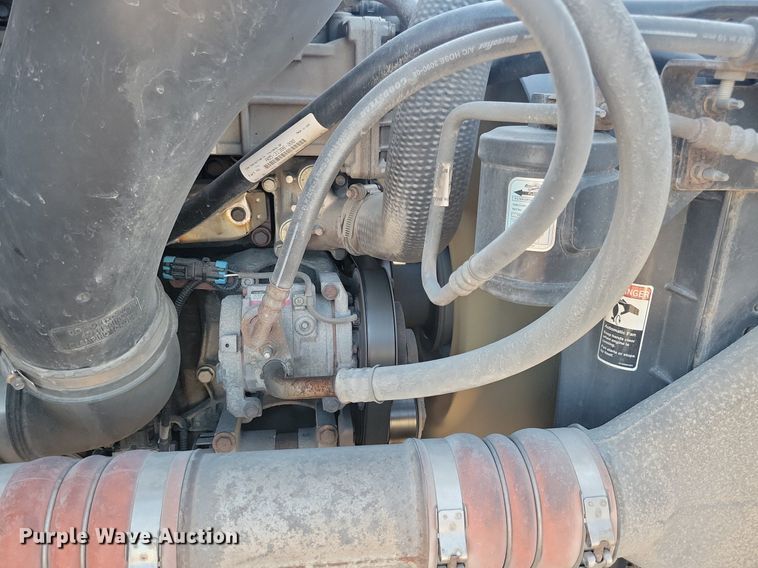 image for item MO9671 2015 Freightliner Cascadia 113  semi truck