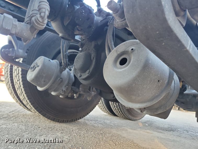 image for item MO9671 2015 Freightliner Cascadia 113  semi truck