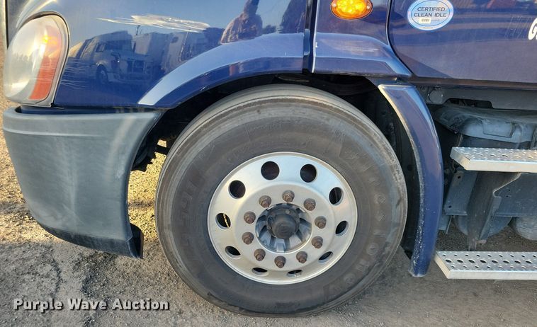 image for item MO9671 2015 Freightliner Cascadia 113  semi truck