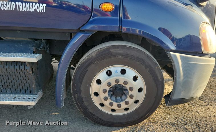 image for item MO9671 2015 Freightliner Cascadia 113  semi truck