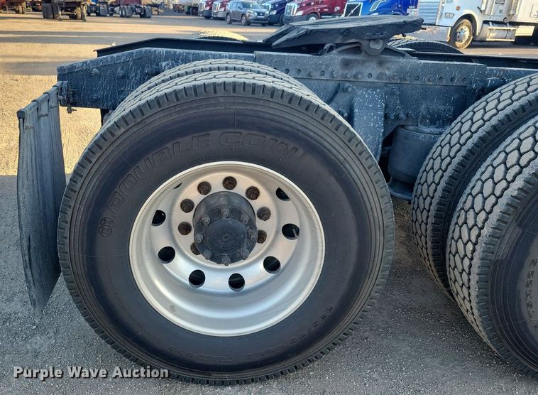 image for item MO9671 2015 Freightliner Cascadia 113  semi truck