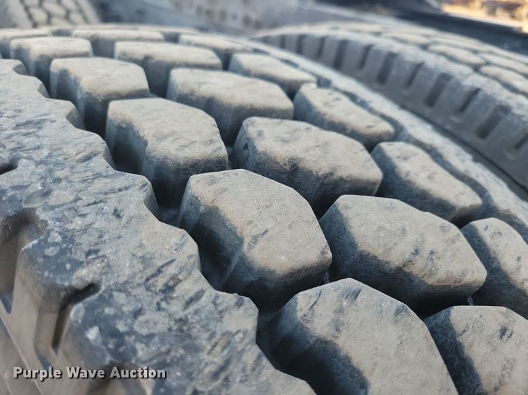 image for item MO9671 2015 Freightliner Cascadia 113  semi truck