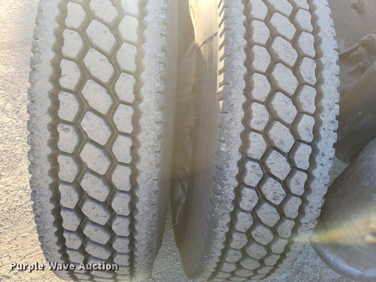 image for item MO9671 2015 Freightliner Cascadia 113  semi truck