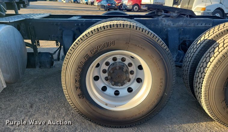 image for item MO9671 2015 Freightliner Cascadia 113  semi truck