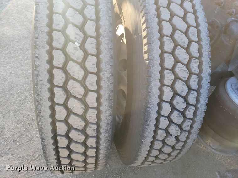 image for item MO9671 2015 Freightliner Cascadia 113  semi truck