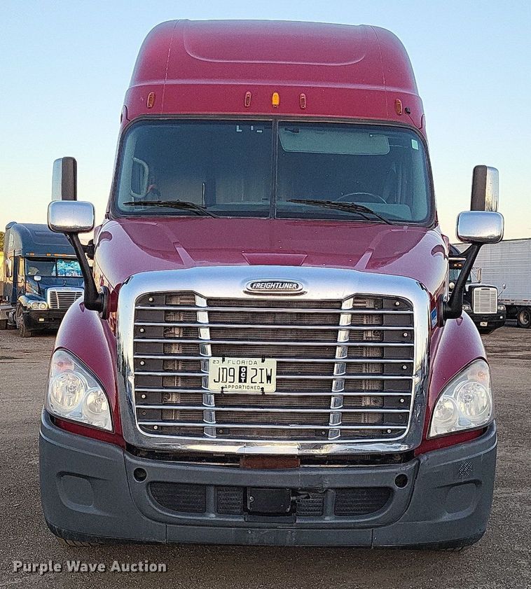 image for item MO9672 2015 Freightliner Cascadia 113  semi truck