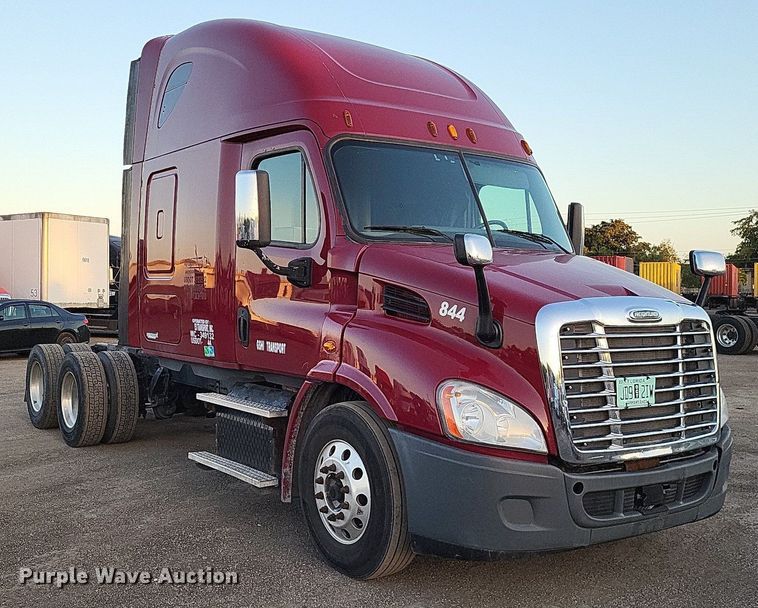 image for item MO9672 2015 Freightliner Cascadia 113  semi truck