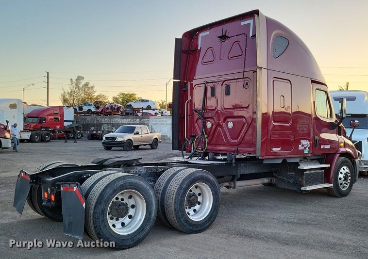 image for item MO9672 2015 Freightliner Cascadia 113  semi truck