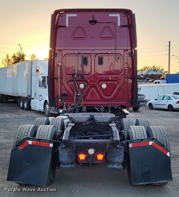 image for item MO9672 2015 Freightliner Cascadia 113  semi truck