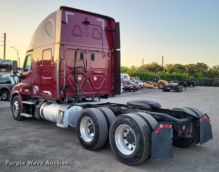 image for item MO9672 2015 Freightliner Cascadia 113  semi truck