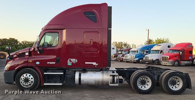 image for item MO9672 2015 Freightliner Cascadia 113  semi truck