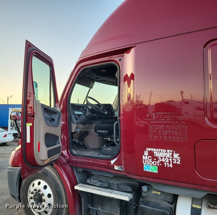 image for item MO9672 2015 Freightliner Cascadia 113  semi truck