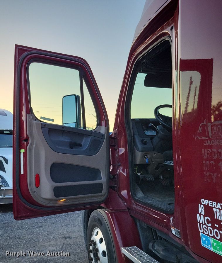 image for item MO9672 2015 Freightliner Cascadia 113  semi truck