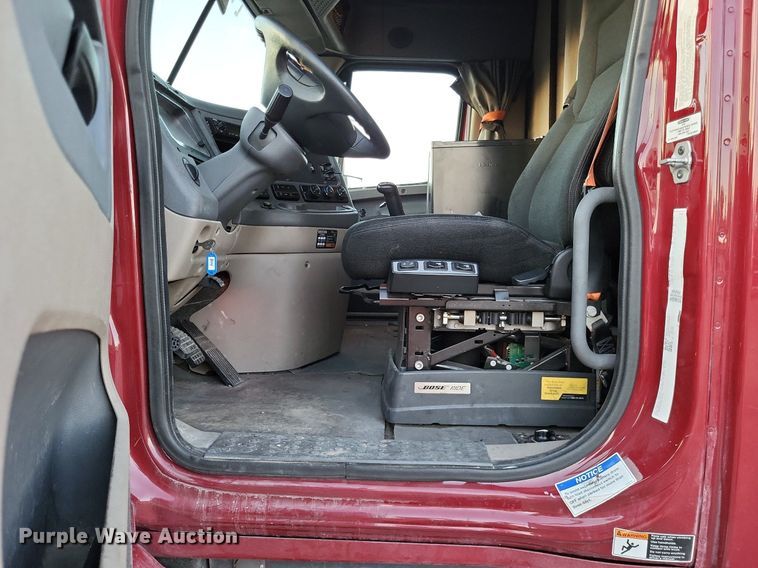 image for item MO9672 2015 Freightliner Cascadia 113  semi truck