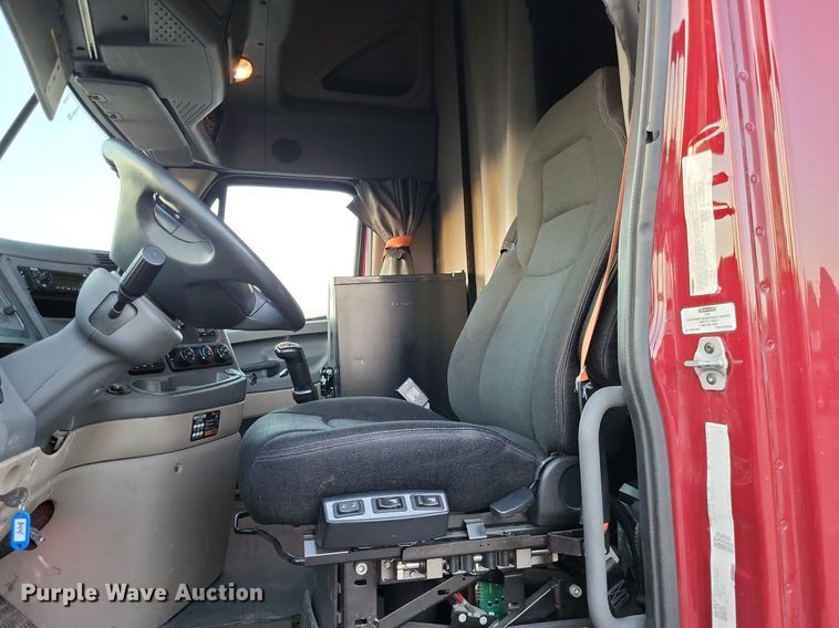 image for item MO9672 2015 Freightliner Cascadia 113  semi truck