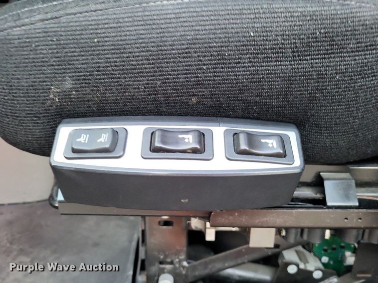 image for item MO9672 2015 Freightliner Cascadia 113  semi truck