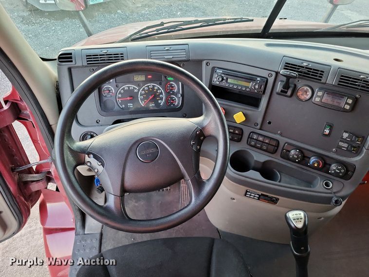 image for item MO9672 2015 Freightliner Cascadia 113  semi truck