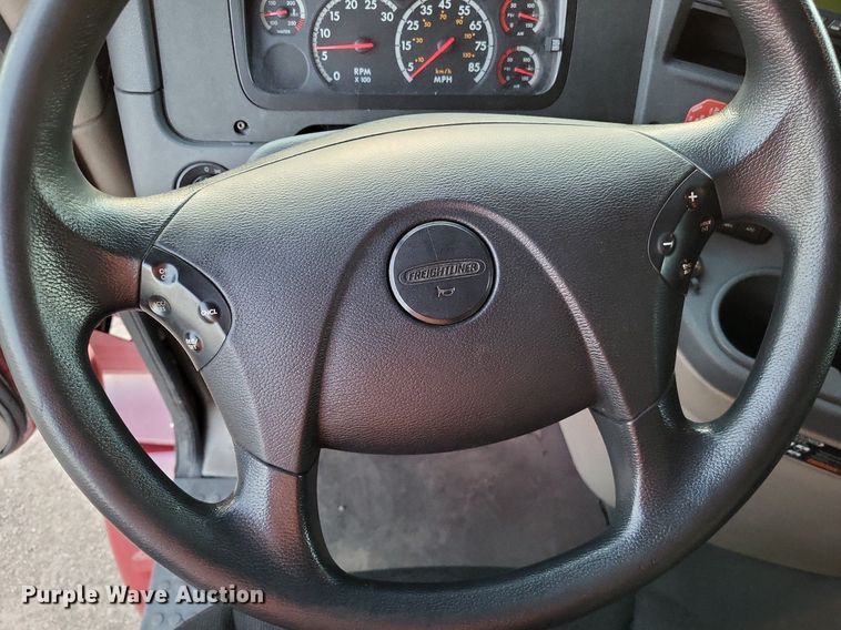 image for item MO9672 2015 Freightliner Cascadia 113  semi truck