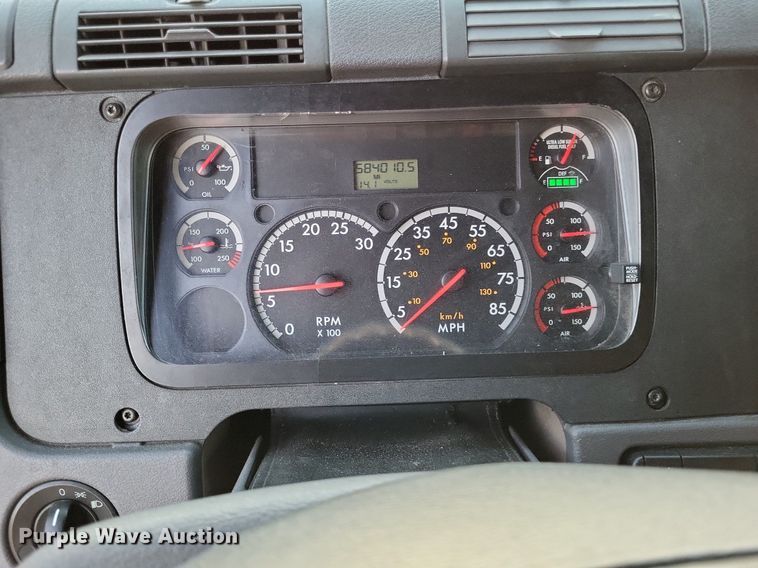 image for item MO9672 2015 Freightliner Cascadia 113  semi truck