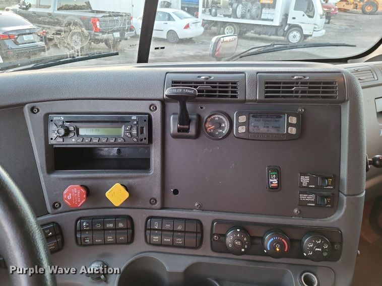 image for item MO9672 2015 Freightliner Cascadia 113  semi truck