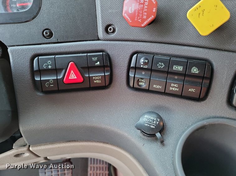 image for item MO9672 2015 Freightliner Cascadia 113  semi truck