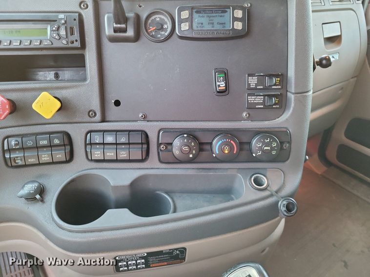 image for item MO9672 2015 Freightliner Cascadia 113  semi truck