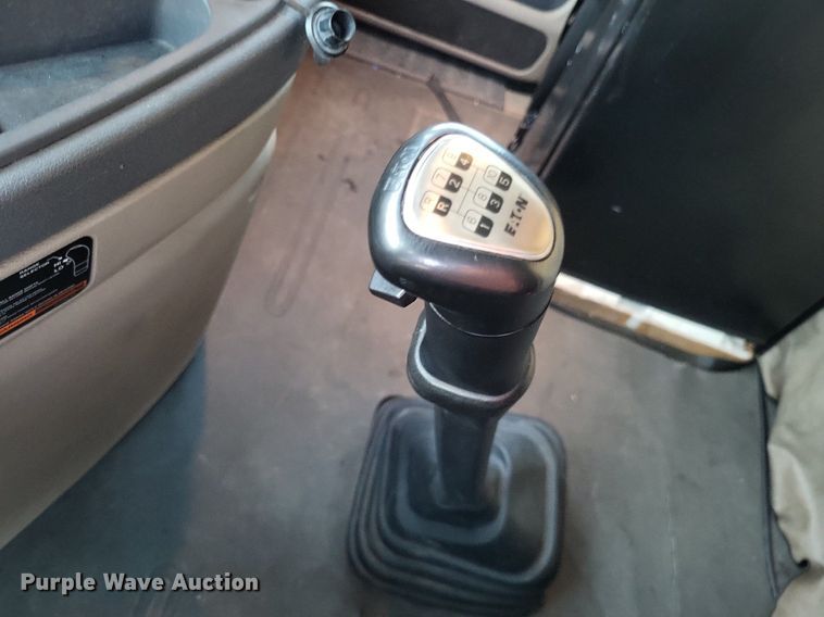 image for item MO9672 2015 Freightliner Cascadia 113  semi truck