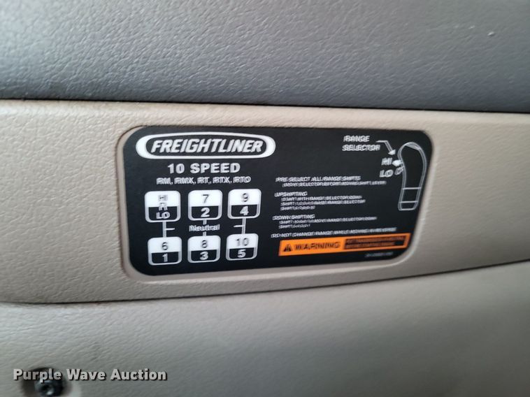 image for item MO9672 2015 Freightliner Cascadia 113  semi truck