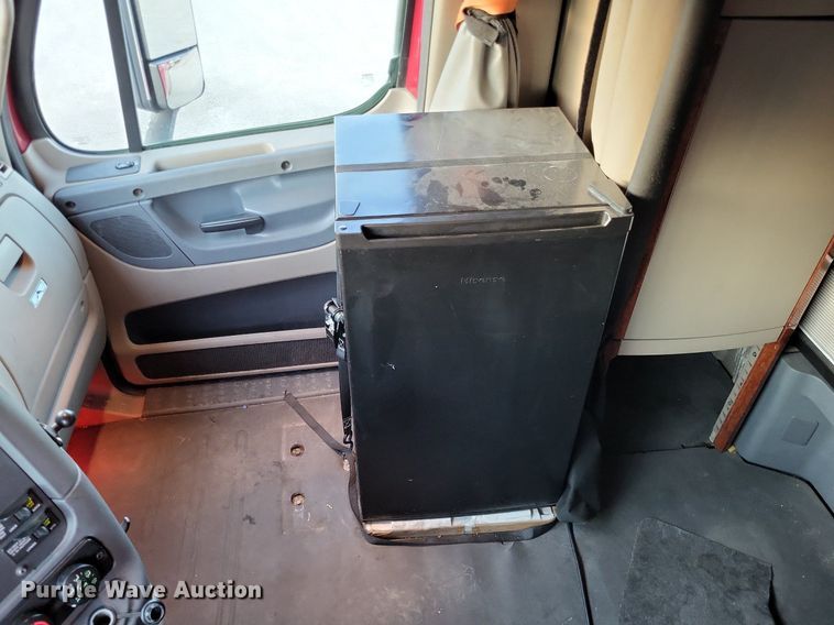 image for item MO9672 2015 Freightliner Cascadia 113  semi truck