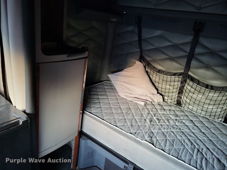 image for item MO9672 2015 Freightliner Cascadia 113  semi truck