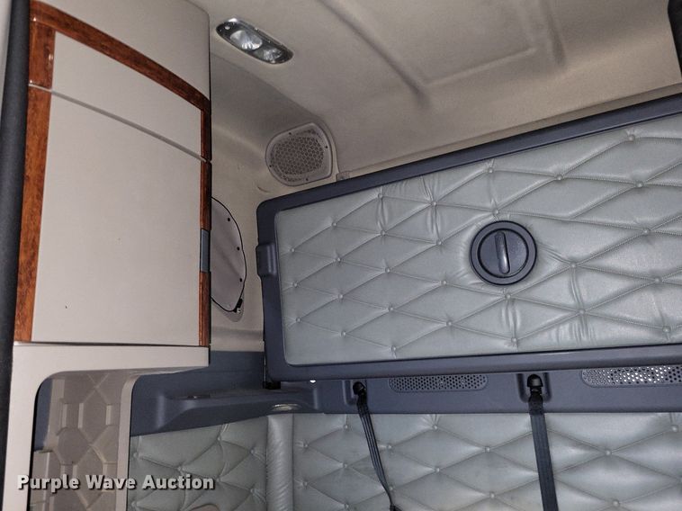 image for item MO9672 2015 Freightliner Cascadia 113  semi truck