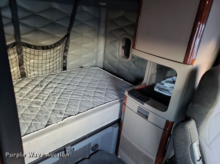 image for item MO9672 2015 Freightliner Cascadia 113  semi truck