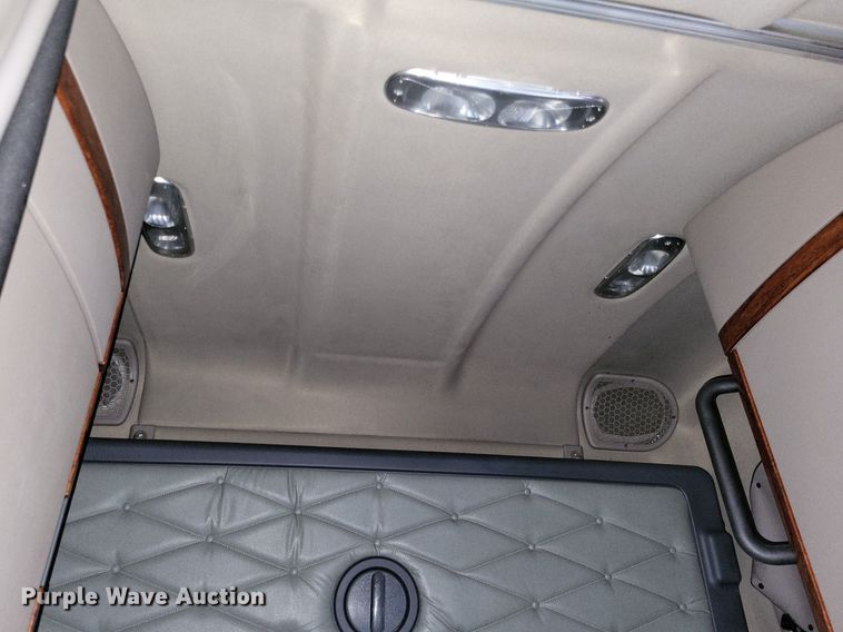 image for item MO9672 2015 Freightliner Cascadia 113  semi truck