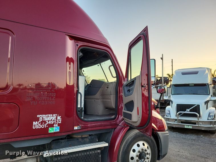 image for item MO9672 2015 Freightliner Cascadia 113  semi truck