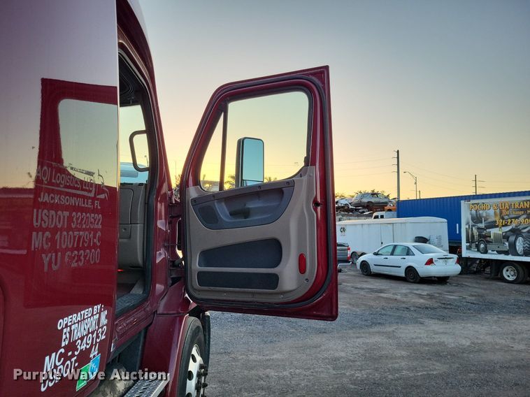 image for item MO9672 2015 Freightliner Cascadia 113  semi truck