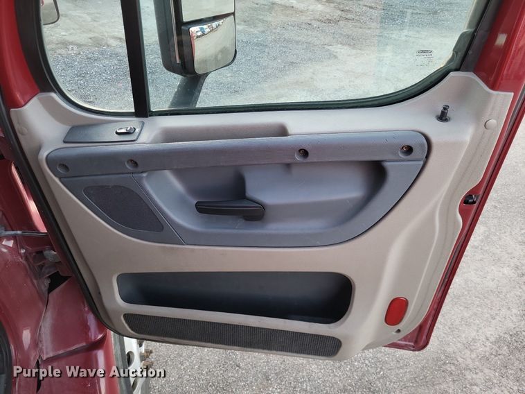 image for item MO9672 2015 Freightliner Cascadia 113  semi truck