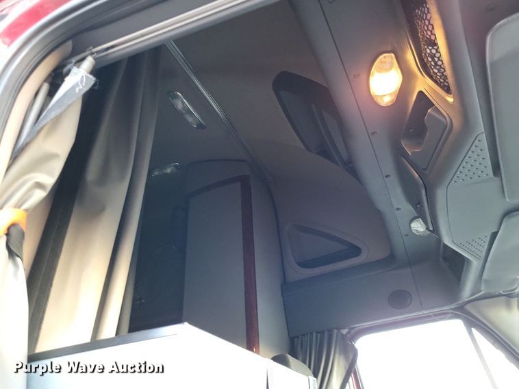 image for item MO9672 2015 Freightliner Cascadia 113  semi truck