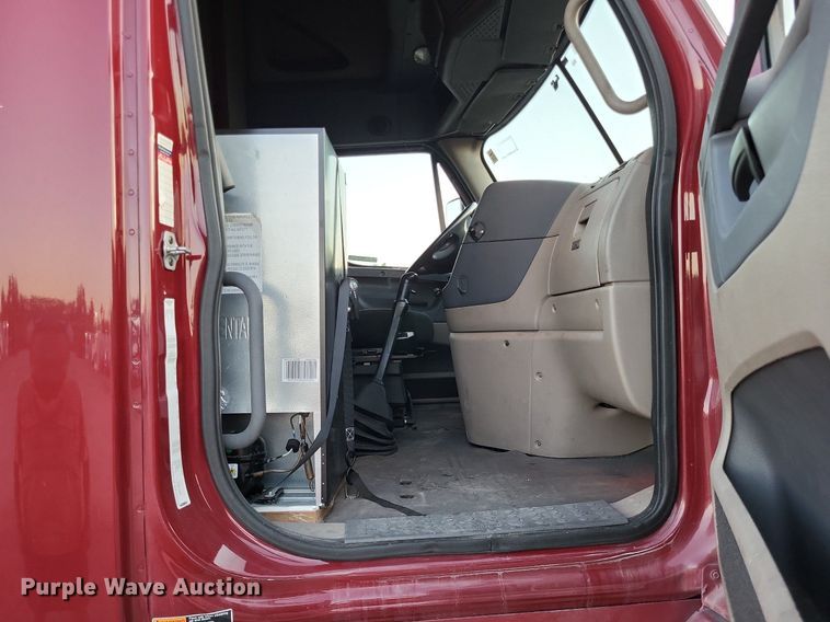 image for item MO9672 2015 Freightliner Cascadia 113  semi truck