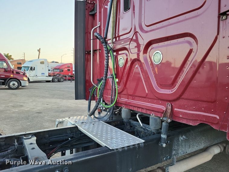 image for item MO9672 2015 Freightliner Cascadia 113  semi truck