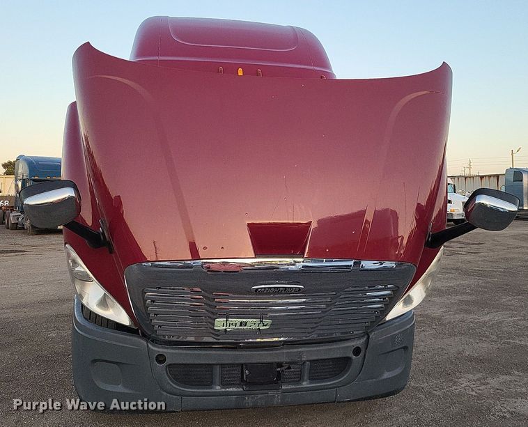 image for item MO9672 2015 Freightliner Cascadia 113  semi truck
