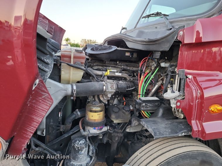 image for item MO9672 2015 Freightliner Cascadia 113  semi truck