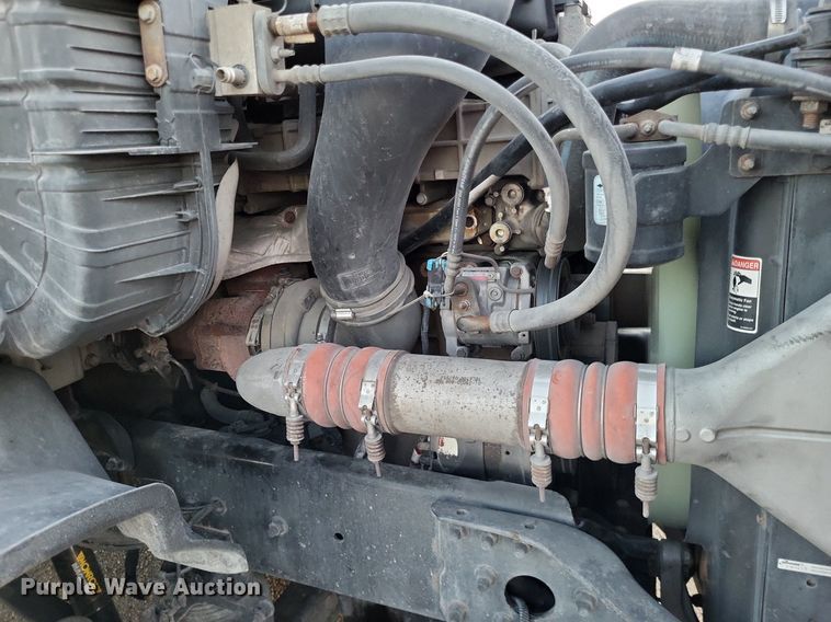 image for item MO9672 2015 Freightliner Cascadia 113  semi truck