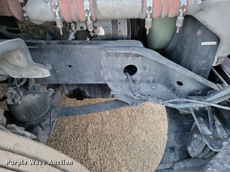 image for item MO9672 2015 Freightliner Cascadia 113  semi truck