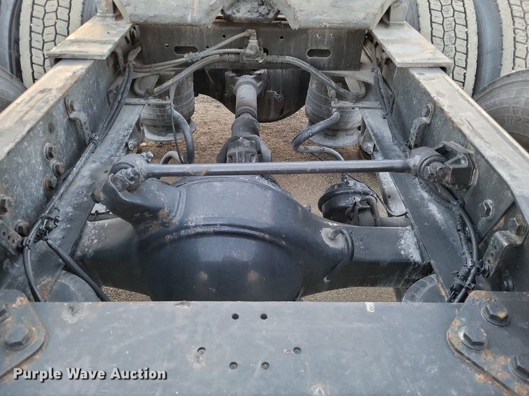 image for item MO9672 2015 Freightliner Cascadia 113  semi truck