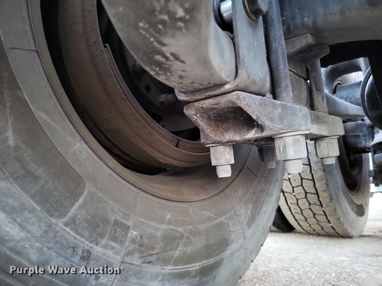 image for item MO9672 2015 Freightliner Cascadia 113  semi truck