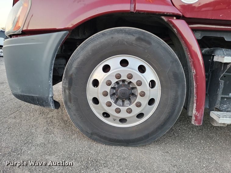 image for item MO9672 2015 Freightliner Cascadia 113  semi truck