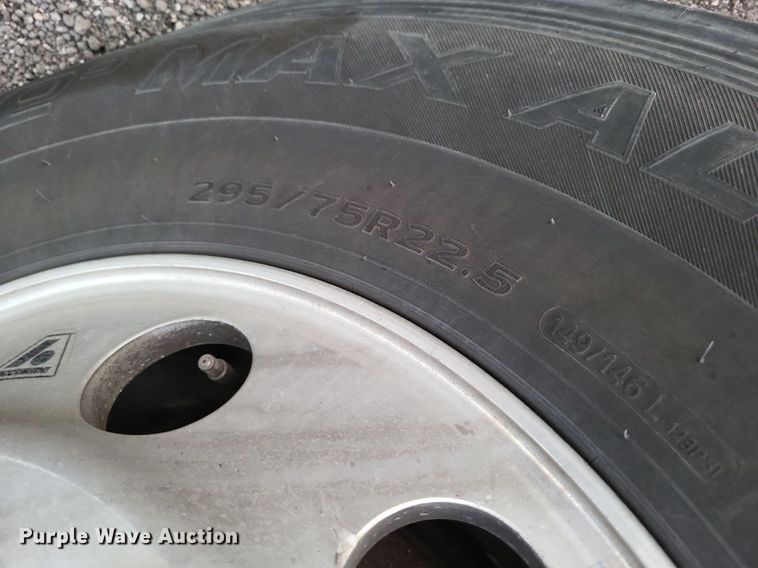 image for item MO9672 2015 Freightliner Cascadia 113  semi truck