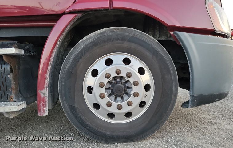 image for item MO9672 2015 Freightliner Cascadia 113  semi truck