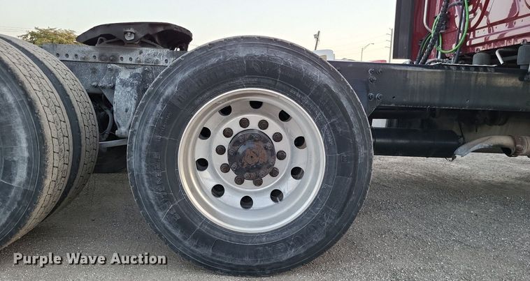 image for item MO9672 2015 Freightliner Cascadia 113  semi truck